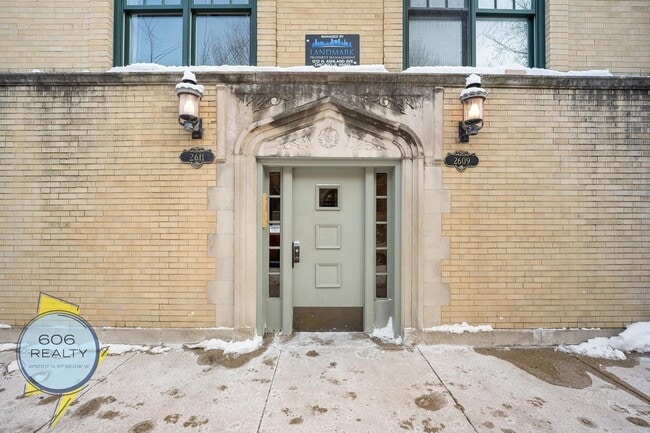 Building Photo - 827 W Wrightwood Ave