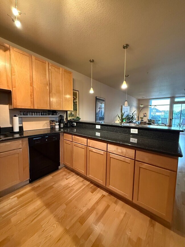 Foto del edificio - Sunny 3rd floor RiNo Corner Unit Condo- Gr...