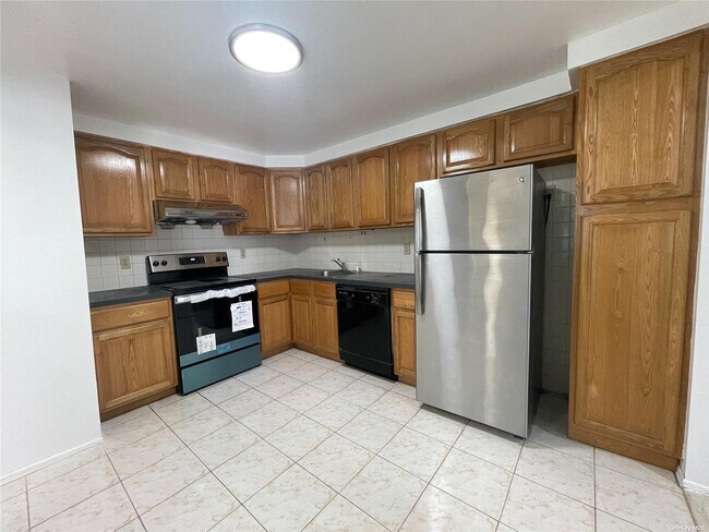 Building Photo - 41-50-50 Little Neck Pkwy