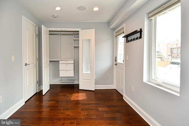 Building Photo - 1823 D St NE