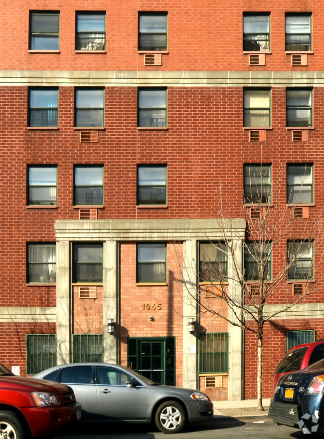 Building Photo - Gerard and River Court