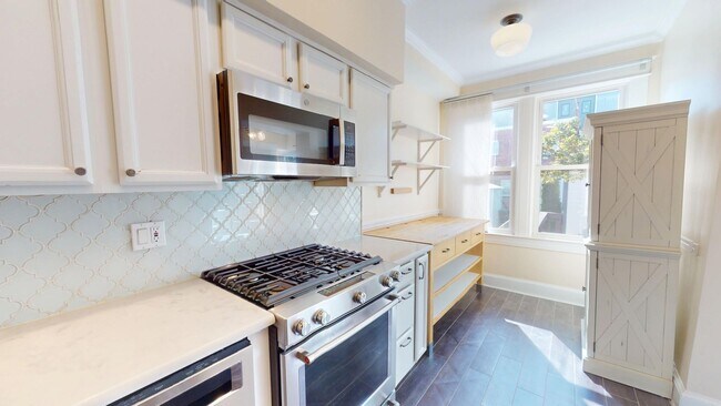 Foto del edificio - Spacious Three Bedroom Home W/Backyard, Ba...