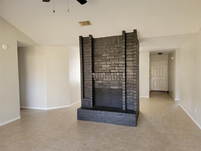 Foto del edificio - 16910 Rolling Acres Dr