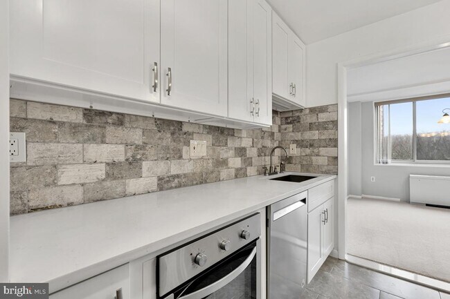 Building Photo - 10401 Grosvenor Pl