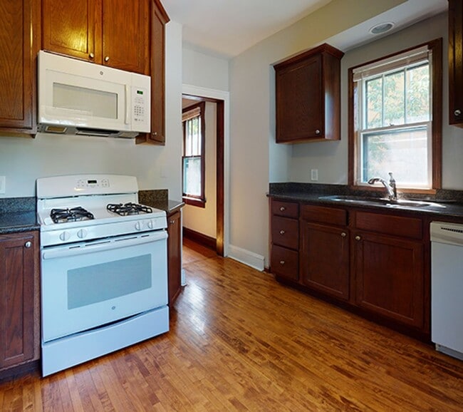 Building Photo - 4-Bed, 2-Bath House