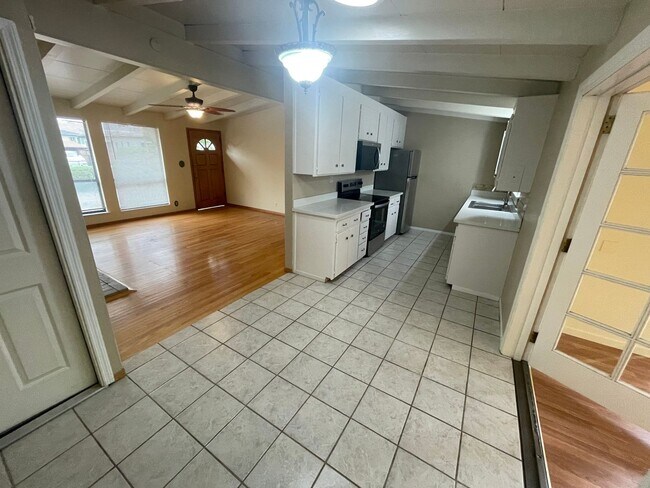 Foto del edificio - $3,590 / 3 BR - 1509 SF - VERY NICE MISSIO...