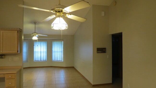 Foto del edificio - 1340 Woodlake Circle