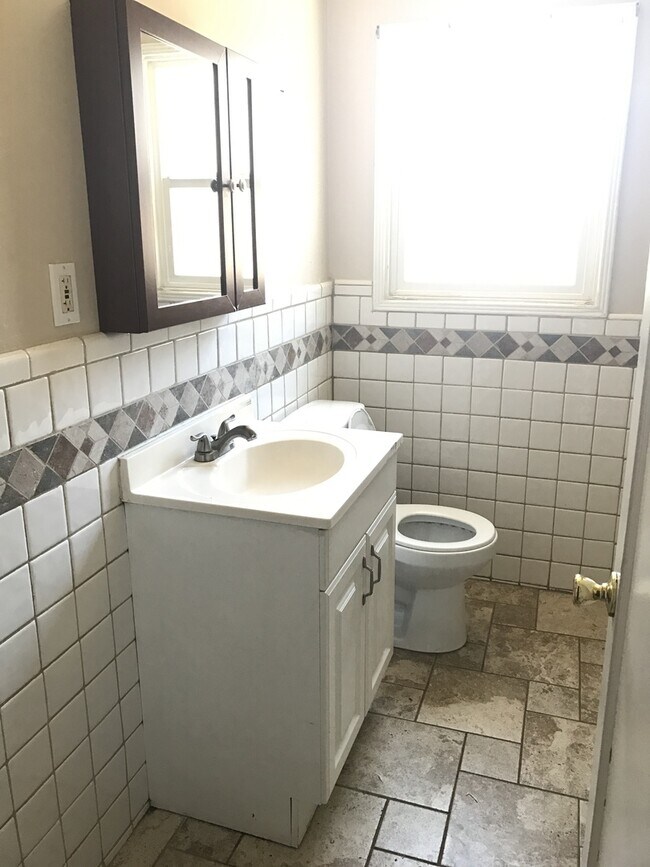 Foto del edificio - Spacious 2 Bedroom 1 Bath House in Oakland...