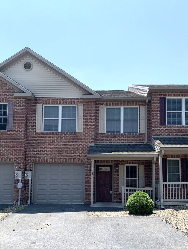 Primary Photo - BEAUTIFUL 3 BED/2.5 BATH TOWNHOUSE!!