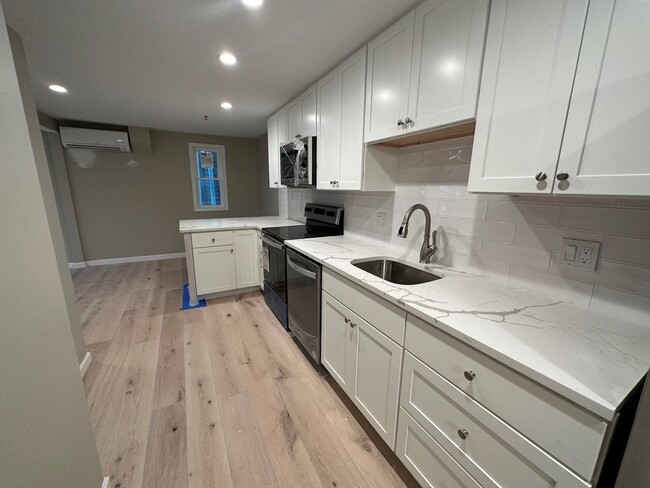 Building Photo - On Winthrop Beach - In unit Free Laundry -...