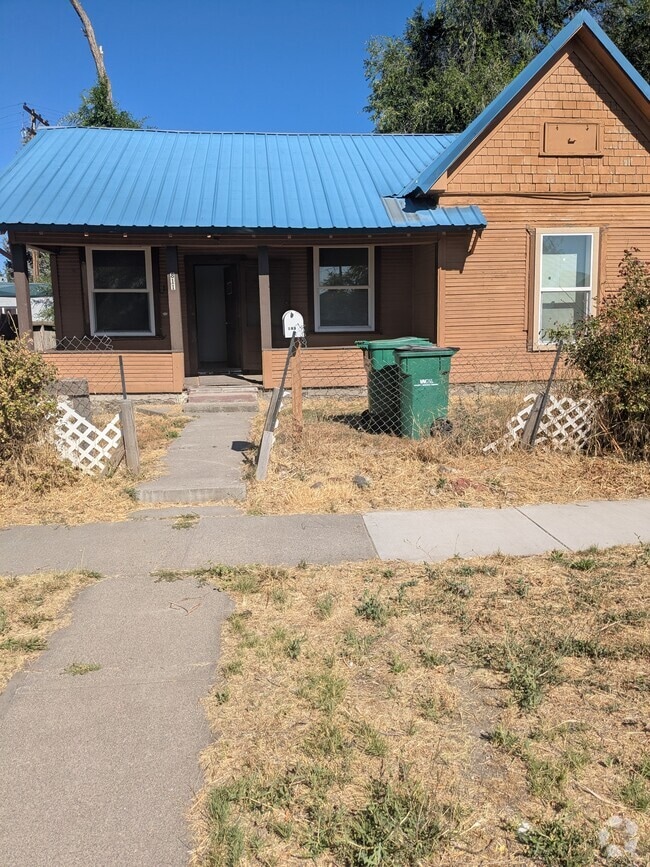 Building Photo - 811 Plum Ave