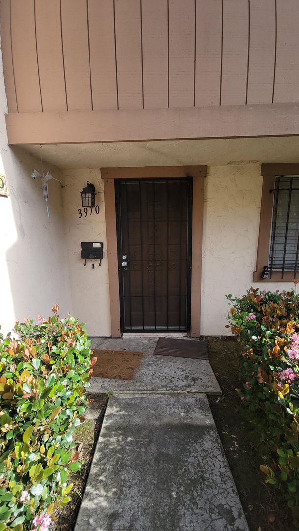 Foto del edificio - Spacious 4-Bed Townhome in the Heart of Cl...