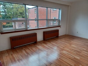 Building Photo - 191 Lakeshore Rd E Building Photo - 191 Lakeshore Rd E