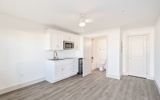 Building Photo - Studio 622