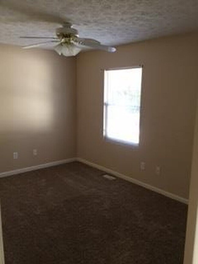 Building Photo - 1201 N Woodburn Ave