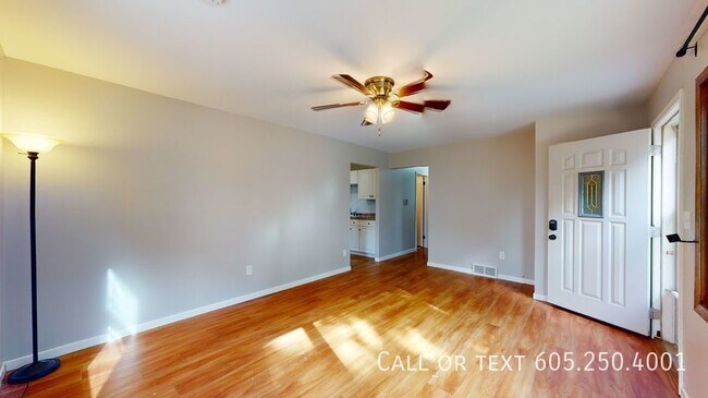 Building Photo - Beautiful 3 Bed 2 Bath Home on the East Si...