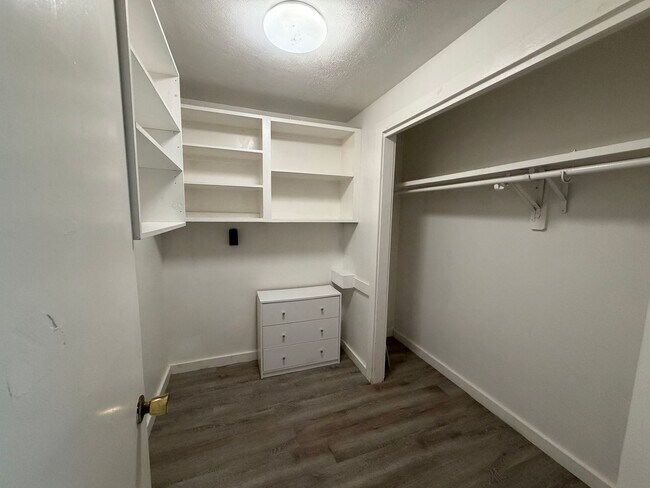 Building Photo - 9-15 Riverview Place-11 3rd Floor