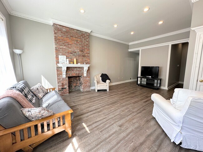 Photo - 2221 Jane St House