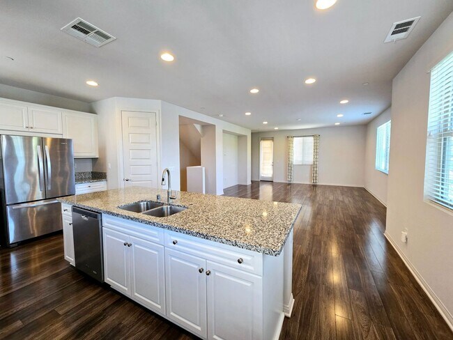 Building Photo - Tri-level Townhome in Prime Fullerton Location!
