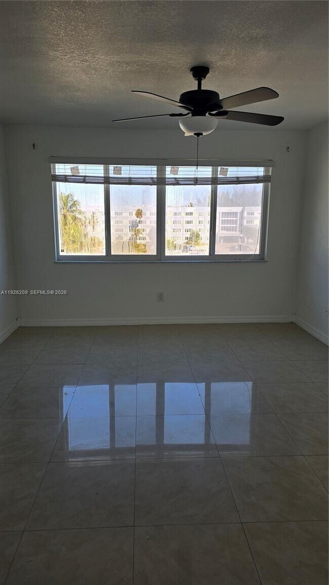 Foto del edificio - 14830 Naranja Lakes Blvd