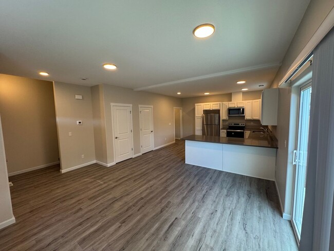 Foto del edificio - Brand New 3 Bed / 2.5 Bath Duplex! $250 Am...