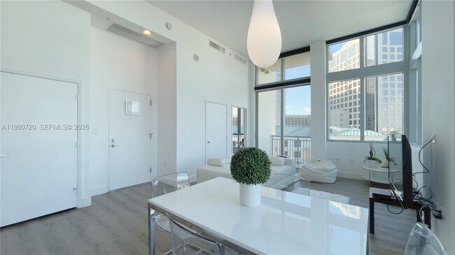 Foto del edificio - 9066 SW 73rd Ct