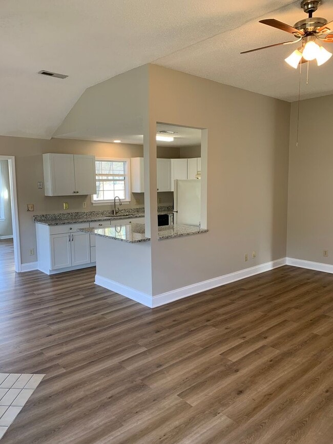 Building Photo - Prime location in Madison!