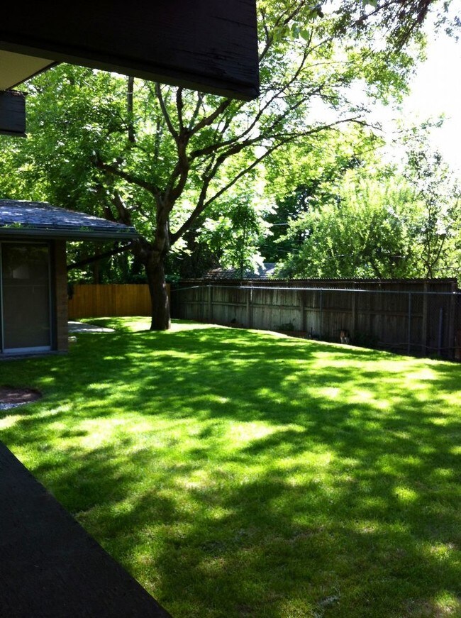 Building Photo - 3 Bedroom Holladay Duplex