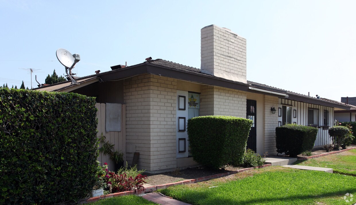 Building Photo - 2009 E Almont Ave