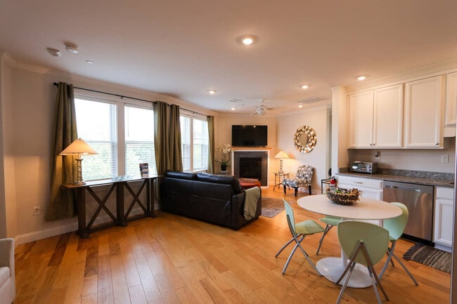 Building Photo - 1008 Tremont St