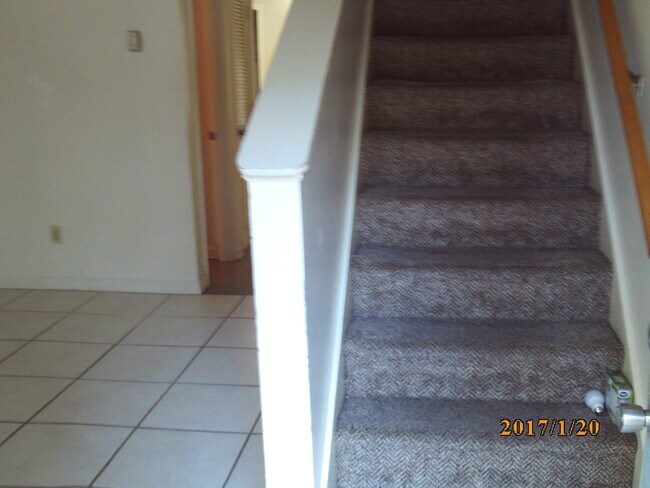 Building Photo - 302 Crestview Dr