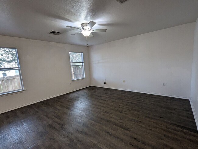 Building Photo - 3 Bed / 2 Bath Home with Private Backyard