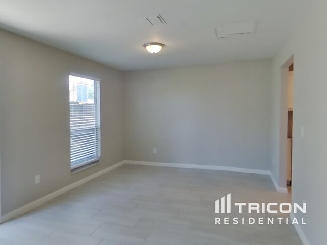 Building Photo - 1151 W Romaine Cir