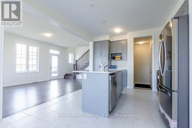 Building Photo - 583 Queen Mary Dr