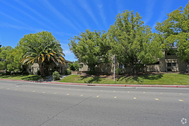 Building Photo - Silver Oaks Apartments