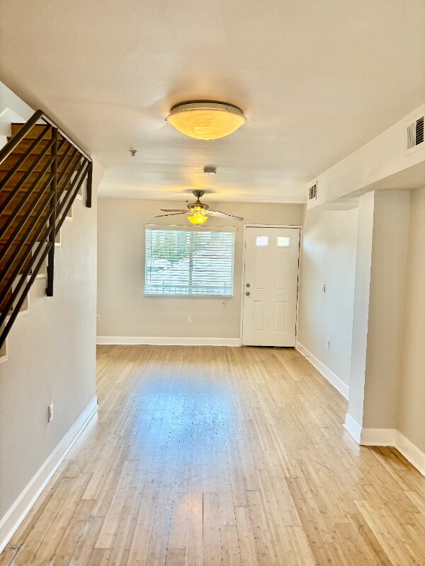 Foto principal - 6033 Eleanor Ave