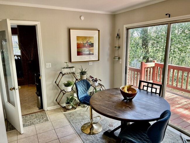 Foto del edificio - 2493 Shallowford Rd