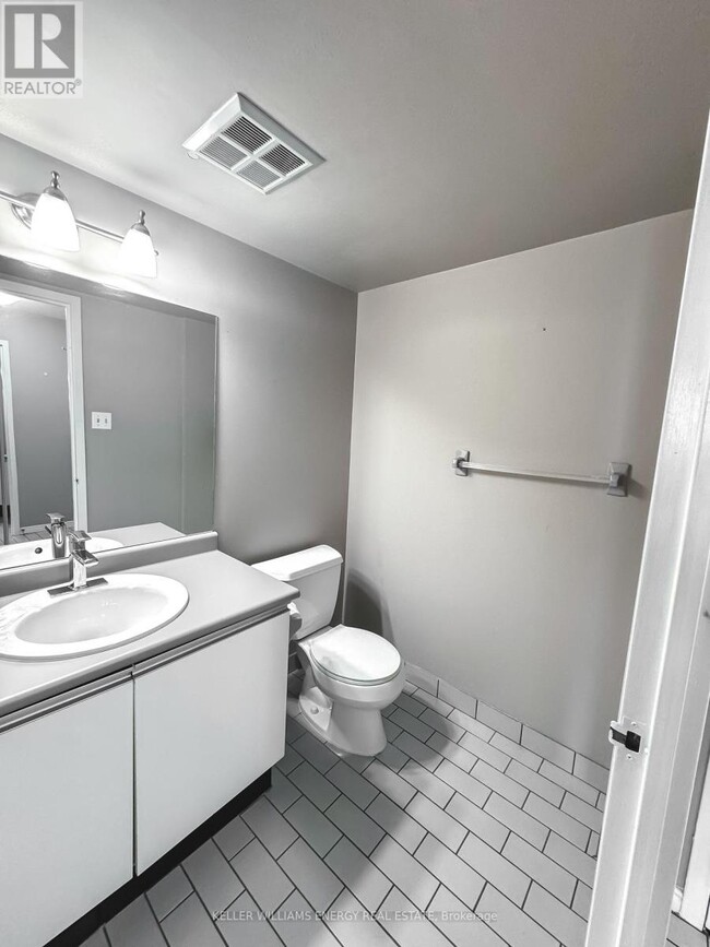 Photo du bâtiment - 360-360 Watson St W