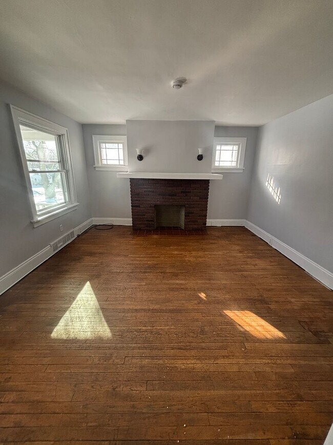 Building Photo - 3bd Single Voucher Only