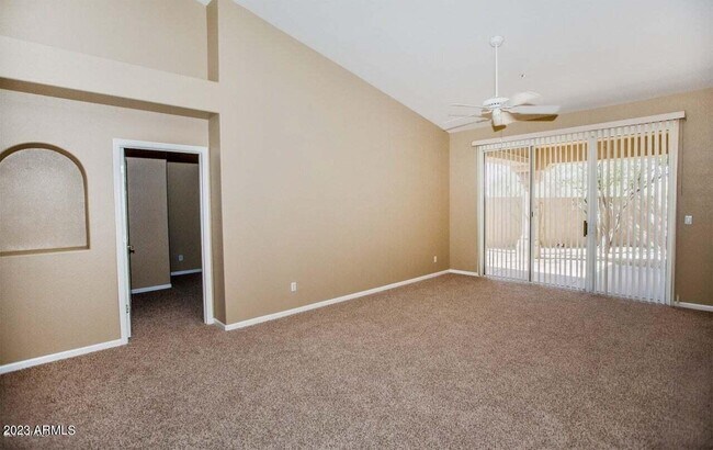 Foto del edificio - 8910 E Maple Dr