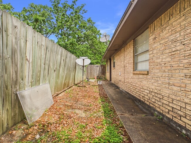 Building Photo - 2208 Young Pl