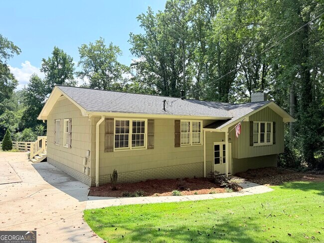 Building Photo - 295 Redwood Dr
