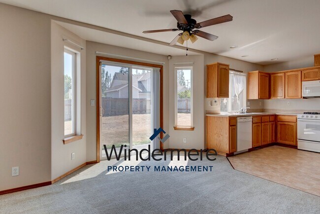 Foto del edificio - 4 Bedroom in Desirable Neighborhood