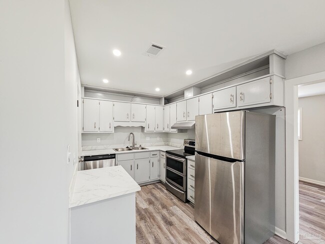 Building Photo - 4770 Skyline Dr