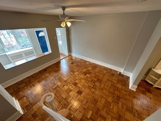 Building Photo - Experience comfort in three large, light-f...