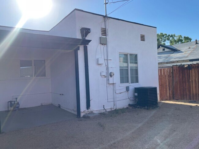 Foto del edificio - 44624 Cedar Ave