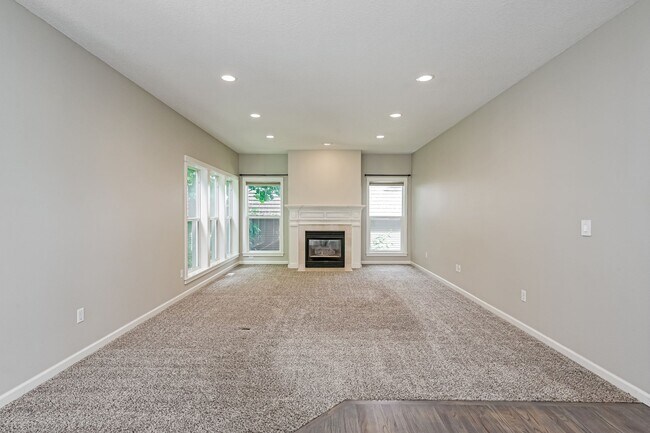 Foto del edificio - 3 Bed 2.5 Bth Upper Floor Unit + A/C + Fireplace + Large Deck