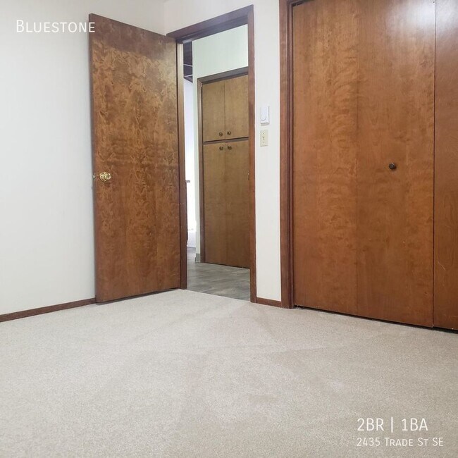 Building Photo - 2 Bedroom with Vaulted Ceilings, Back Pati...