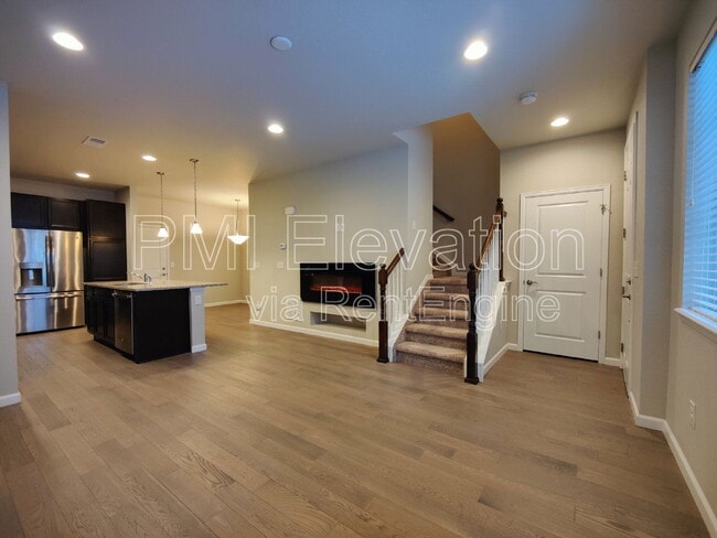 Building Photo - 530 E Dry Creek Pl