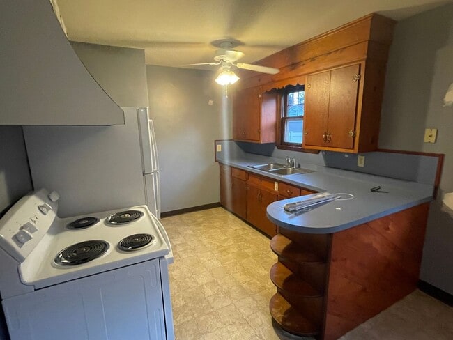 Building Photo - Beechwold Clintonville Area Single Family House with Fenced Yard and Garage